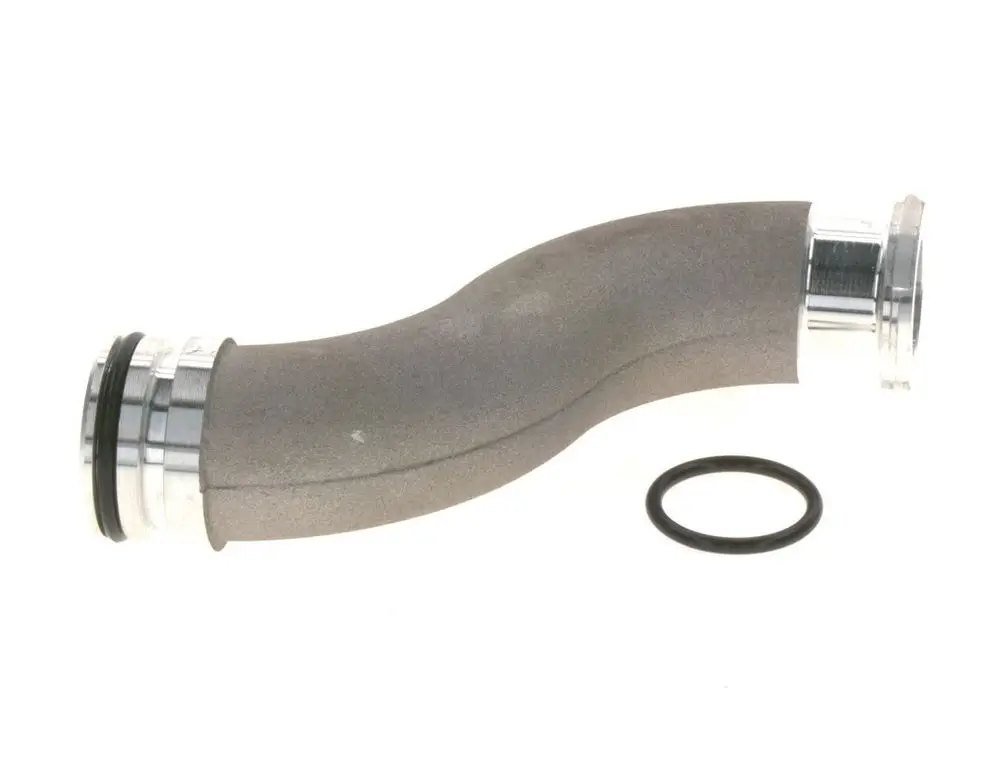 Graues, gebogenes Rohr mit metallischen Enden und einer Gummidichtung. Produkt von Bosch, verwendet für Verbindung in Automotiv-Anwendungen.